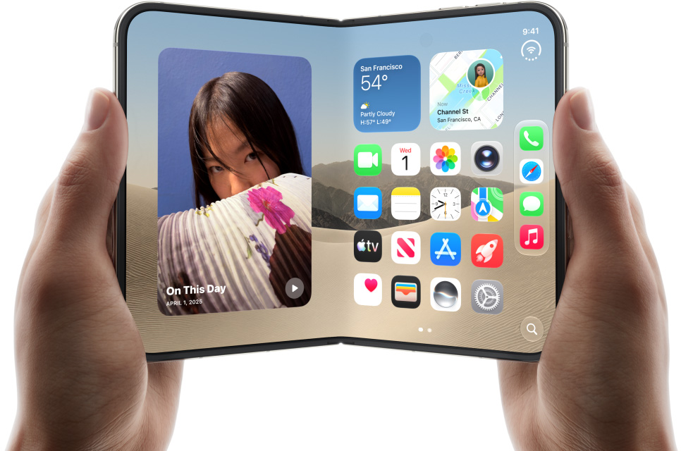 Dos manos sostienen el iPhone Duo abierto, con la pantalla interior mostrando la pantalla de inicio